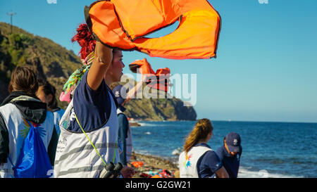 Lesbos, Griechenland - 13. Oktober 2015: Freiwillige winken Schwimmwesten für Flüchtlinge Stockfoto