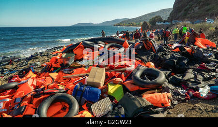 Lesbos, Griechenland - 13. Oktober 2015: Verlassene Habseligkeiten und Schwimmwesten. Stockfoto