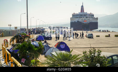 Lesbos, Griechenland - 10. Oktober 2015: Flüchtlinge in den Hafen von Mytilini warten Fähre nach Athen. Stockfoto