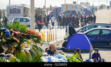 Lesbos, Griechenland - 10. Oktober 2015: Flüchtlinge in den Hafen von Mytilini warten Fähre nach Athen. Stockfoto