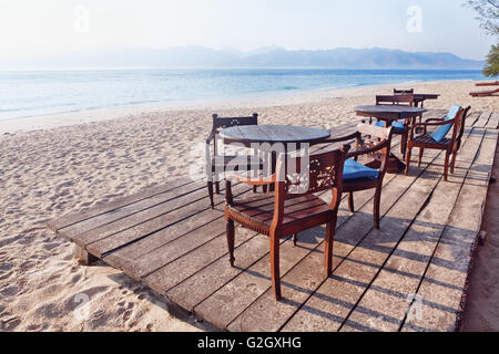 Schöne Szene am Morgen einsamen Strand mit weißem Sand, klares Wasser auf an tropischen Insel in der Nähe von Lombok Gili. Stockfoto