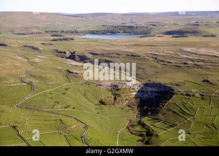 Luftaufnahme von Malham Cove & Malham Tarn, Yorkshire, Großbritannien Stockfoto