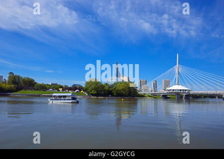 Winnipeg Skyline Canadian Museum für Menschenrechte Esplanade Riel Brücke Tour Boot am Red River Winnipeg Manitoba Kanada Stockfoto