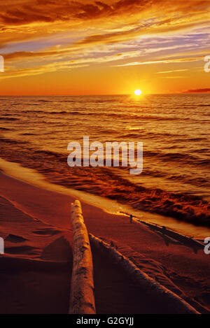 Treibholz am Ufer des Great Slave Lake bei Sonnenuntergang Hay River in den Northwest Territories in Kanada Stockfoto