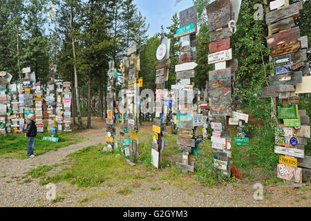 Sign Post Forest (Modell freigegeben) Watson Lake Yukon Kanada Stockfoto