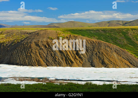 Ende des Winters Schnee Mitte Juni auf Tundra Richardson Mountains auf Dempster Highway nördlich Polarkreis in NWT Dempster Highway Stockfoto