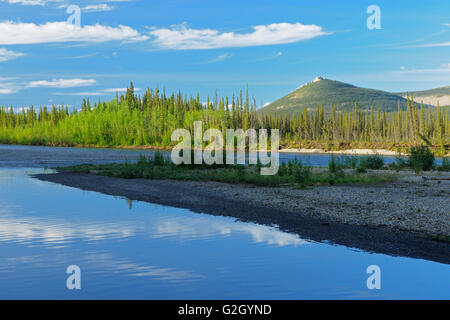 Ogilvie River und die Ogilvie Mountains entlang der Dempster Dempster Highway Nordwest Territorien Kanadas Stockfoto
