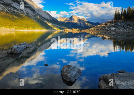 Rocky Mountains und Colin Ridge spiegelt sich in Medicine Lake bei Sonnenuntergang Jasper Nationalpark Alberta Kanada Stockfoto