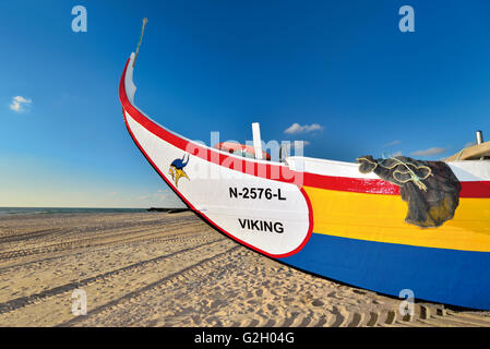 Portugal: Traditionelle bunte Fischerboote im Sand des Strandes Praia da Vieira Stockfoto