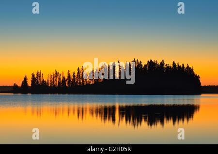 Insel spiegelt sich in Astotin Lake bei Sonnenaufgang Elk Island Nationalpark Alberta Kanada Stockfoto