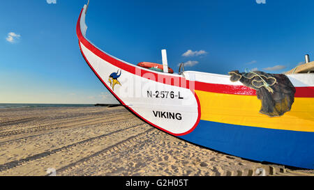 Portugal: Traditionelle bunte Fischerboote im Sand des Strandes Praia da Vieira Stockfoto