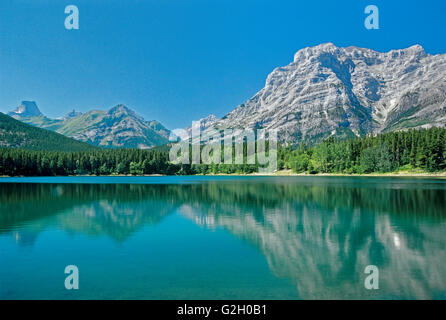 Kanadischen Rocky Mountains reflektiert in Keil Teich Waterton Lakes National Park in Alberta Kanada Stockfoto