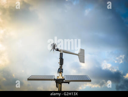 Eine solarbetriebene Anemometer vor einem dramatischen stürmischen Himmel Stockfoto