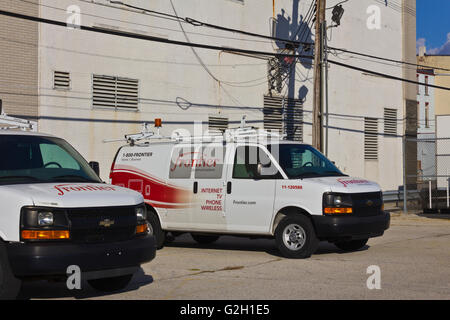 Lafayette, IN - ca. November 2015: Frontier Communications Fahrzeuge vor Zentralstelle. Stockfoto