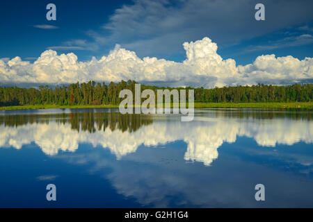 Wolken spiegeln sich in Isabel See Kenora Ontario Kanada Stockfoto