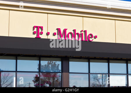 Lafayette, IN - ca. November 2015: T-Mobile Wireless Ladengeschäft II Stockfoto