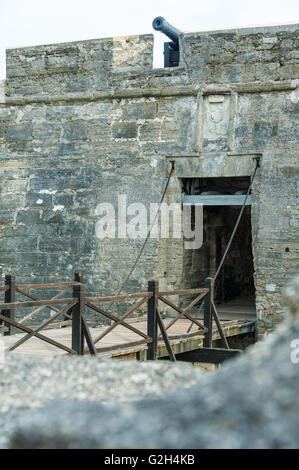 Eingang der Zugbrücke über den trockenen Graben am Castillo de San Marcos Fort in St. Augustine, Florida, USA. Stockfoto