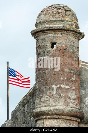 US-Fähnchen im Wind über den Wänden des historischen Castillo de San Marcos Forts in St. Augustine, Florida, USA. Stockfoto