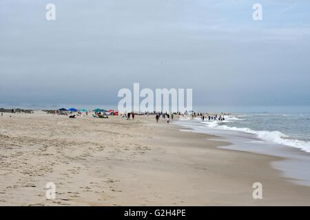 Touristen genießen ihre Zeit am Strand Assateague Island in Maryland Stockfoto
