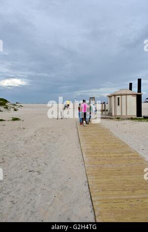 Touristen genießen ihre Zeit am Strand Assateague Island in Maryland Stockfoto