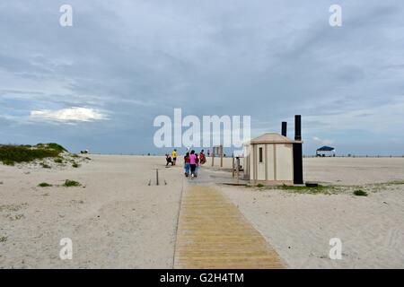 Touristen genießen ihre Zeit am Strand Assateague Island in Maryland Stockfoto