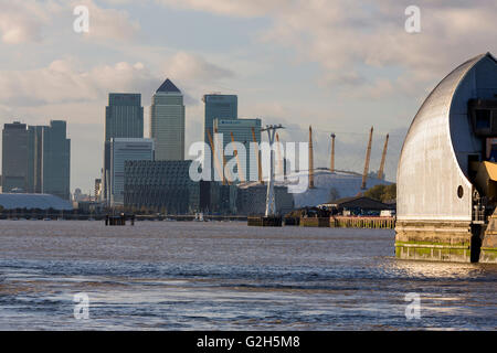 Thames Barrier und Skyline von Canary Wharf mit der Unternehmenszentrale Wahrzeichen Stockfoto