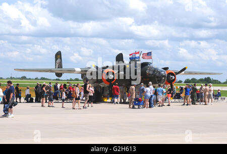 Luftfahrt-Enthusiasten bei einer Flugschau in der Nähe von Zweiter Weltkrieg Ära Mitchell B-25 leichte bomber Stockfoto