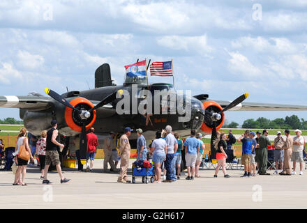 Luftfahrt-Enthusiasten bei einer Flugschau in der Nähe von Zweiter Weltkrieg Ära Mitchell B-25 leichte bomber Stockfoto