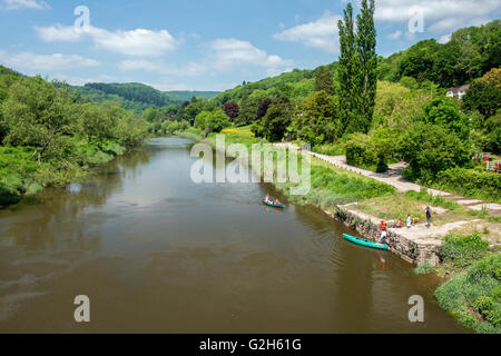 Der Fluss Wye an der Brockweir Bridge, beiderseits der Wales und England Grenze, Paddler und Kanuten, unten auf dem Wasser. Stockfoto