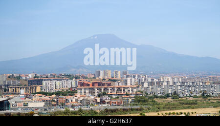 Die italienische Stadt von Catania mit Ätna hinter Stockfoto