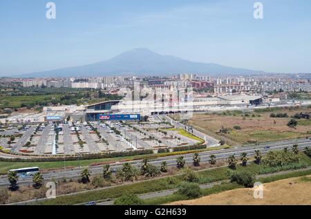 Die italienische Stadt von Catania mit Ätna hinter Stockfoto