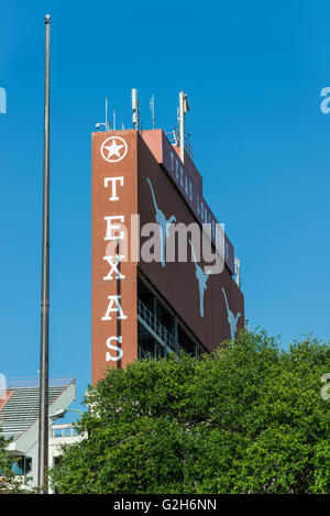 Hugh Longhorn Zeichen vor der Darrell K. Royal – Texas Memorial Stadium. University of Texas in Austin, Texas, USA. Stockfoto