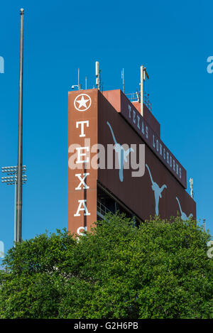 Hugh Longhorn Zeichen vor der Darrell K. Royal – Texas Memorial Stadium. University of Texas in Austin, Texas, USA. Stockfoto