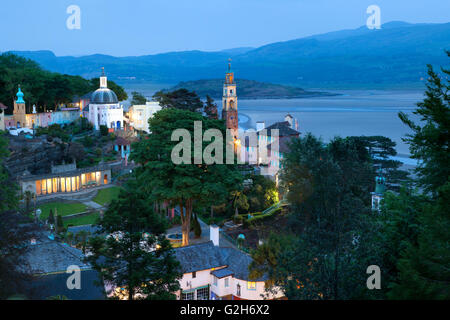 Dämmerung über Portmeirion Dorf und der Dwyryd-Mündung. Stockfoto