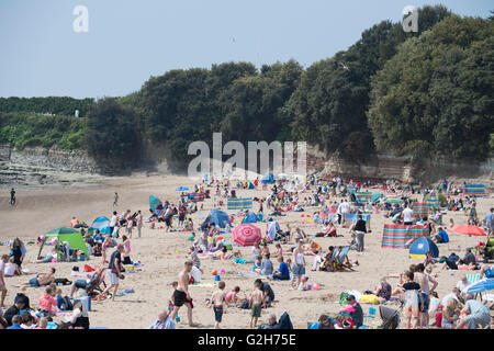 Eine gepackte belebten Strand am Whitmore Bay, Barry Island, South Wales, an einem warmen sonnigen Sommertag. Stockfoto