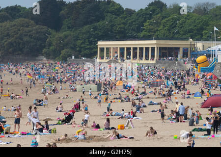 Eine gepackte belebten Strand am Whitmore Bay, Barry Island, South Wales, an einem warmen sonnigen Sommertag. Stockfoto