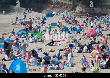 Eine gepackte belebten Strand am Whitmore Bay, Barry Island, South Wales, an einem warmen sonnigen Sommertag. Stockfoto