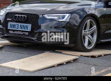 Audi Quattro Crossing Speed Bumps auf dem Pendle Power fest, einer klassischen, Veteranen- und Traditionsmotor-Show, die im Nelson & Colne College, Barrowford, Lancashire veranstaltet wird, Stockfoto