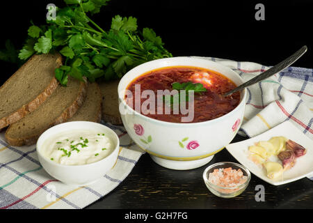 Traditionelle slawische Suppe mit rote Bete, Kohl Stockfoto