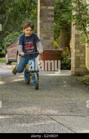 Vier Jahre alter Junge zeigen wie gut er sein Fahrrad in Issaquah, Washington, USA zu fahren Stockfoto