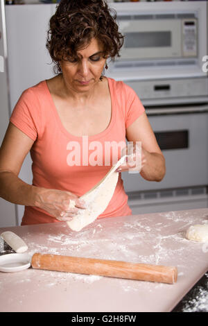 Sobald gestiegen, der Naan-Brot-Teig sechs Kugeln, gliedert sich in abgeflacht und gebacken werden Stockfoto