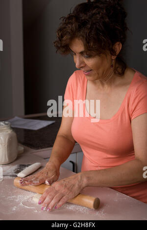 Iranerin Teig ausrollen, Naan Brot zu machen Stockfoto