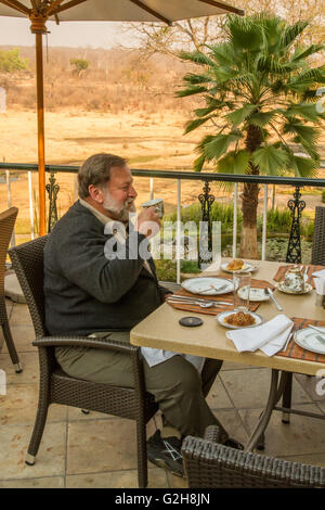 Menschen Essen im Außenbereich, wo sie das Spiel sehen können, erhalten bei Stanley und Livingstone Hotel in der Nähe von Victoria Falls Stockfoto