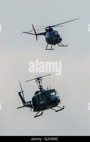 MSS Holdings (UK) betreiben eine Bell UH-1 "Huey" und ein Hughes OH-6A "Loach" als ein Vietnam-Ära-Display. Stockfoto