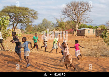Afrikanische Kinder spielen am Chiawa Cultural Village auf dem Sambesi-Fluss in Sambia, Afrika Stockfoto