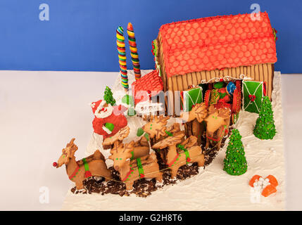 Hausgemachter Lebkuchen Setup des Weihnachtsmanns Scheune, Schlitten, Rentier und Santa Stockfoto