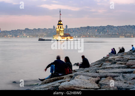 Die Maiden Tower steht direkt in der Mitte des Bosporus in Istanbul Stockfoto