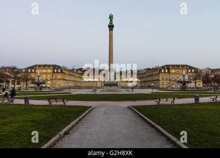 Das neue Schloss (neue Burg) und Schlossplatz mit Gedenk Spalte gewidmet, König Wilhelm i. (Württemberg). Stockfoto