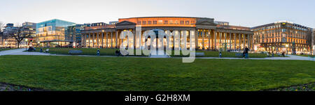 Panoramablick auf Koenigsbau Passagen (von 1991 bis 2002, die Börse Stuttgart) und Schlossplatz. Stockfoto