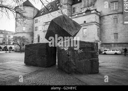 Denkmal für die Opfer des Nationalsozialismus auf dem Hintergrund des alten Schlosses. Schwarz und weiß.